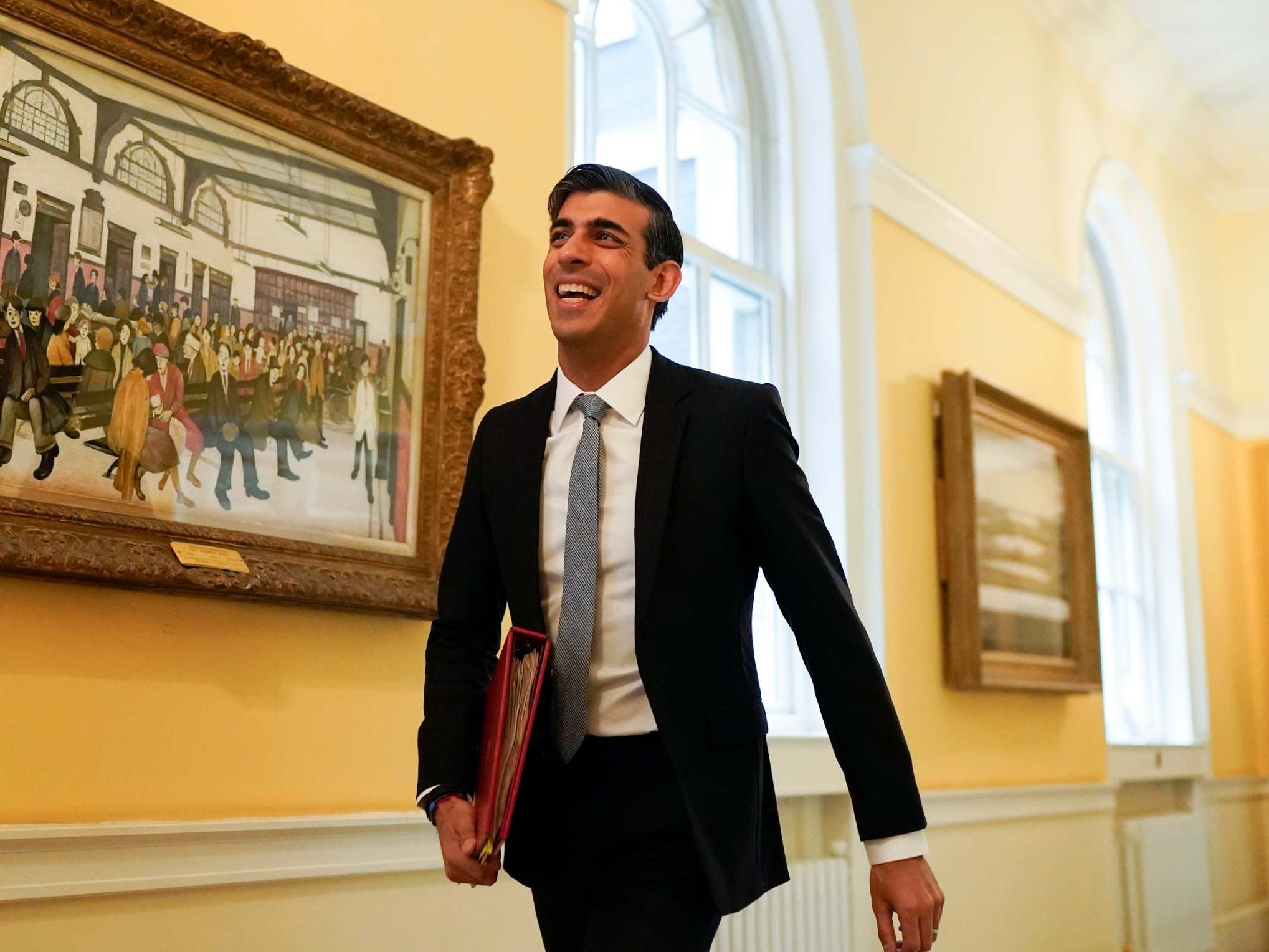 Related video: Rishi Sunak serves customers the wrong order at Wagamamas