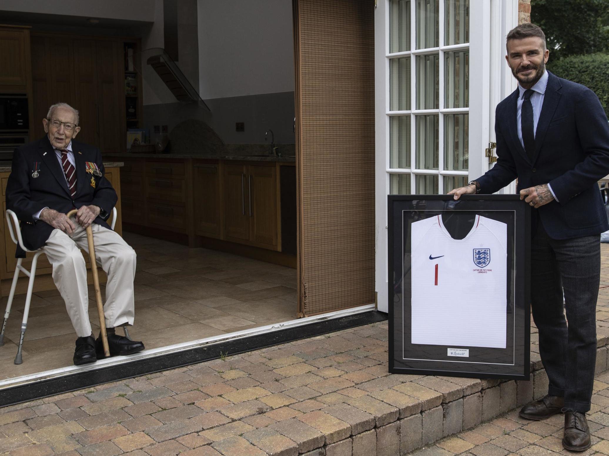 Captain Sir Tom Moore Honoured By David Beckham And Fa As Leader Of Lionhearts Inspirational Heroes Team The Independent The Independent