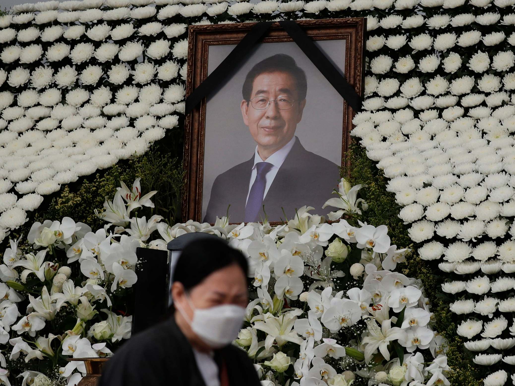 A mourner walks by a memorial altar for late Seoul Mayor Park Won-soon at City Hall Plaza in Seoul, South Korea, 13 July 2020. (Lee Jin-man/AP)