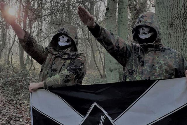 <p>Dos miembros del Reino Unido de la División Feuerkrieg en una imagen publicada en un chat en línea.</p>