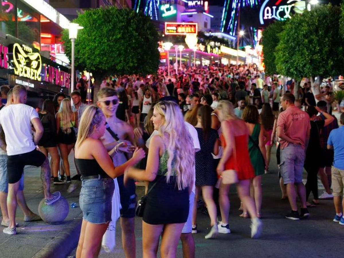 Magaluf Main Strip Shut Down After Drunken Brits Cause Havoc Over