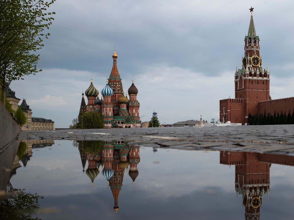 After russian. Спасская башня. Москва лето. В Московском Кремле дождь. Красная площадь затопленная.