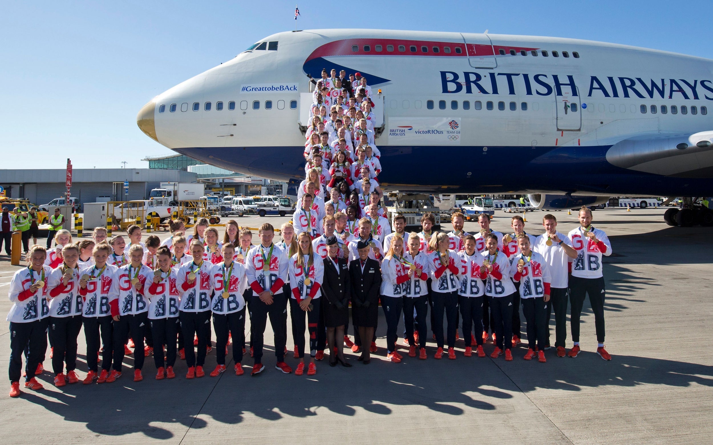 The 2016 British Olympic team poses in front of a gold-tipped 747 (AFP/Getty)