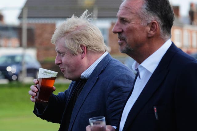 The ex-cricketer enjoys a pint with Boris Johnson during a Vote Leave campaign visit to Chester-Le-Street in May 2016