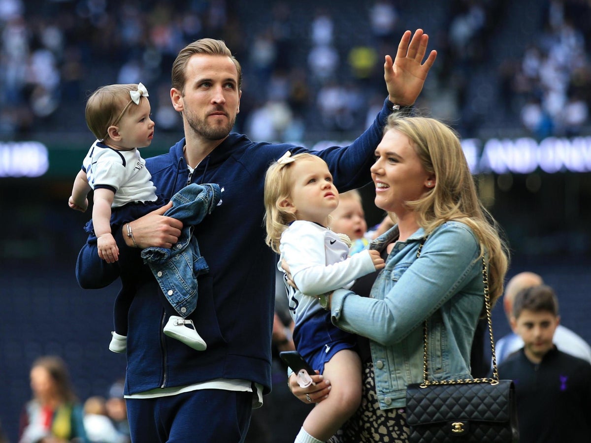 Harry Kane Children - Trust In Southgate England Fans Arrive In Italy ...