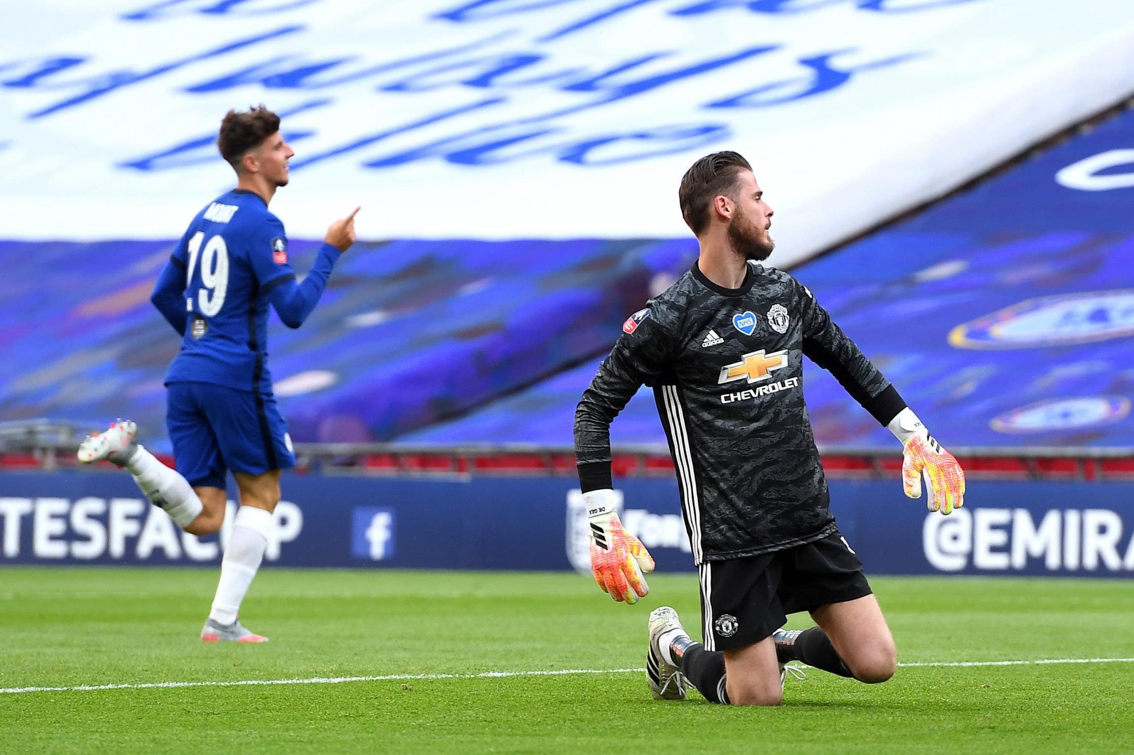 Mount celebrates as De Gea comes to terms with his howler