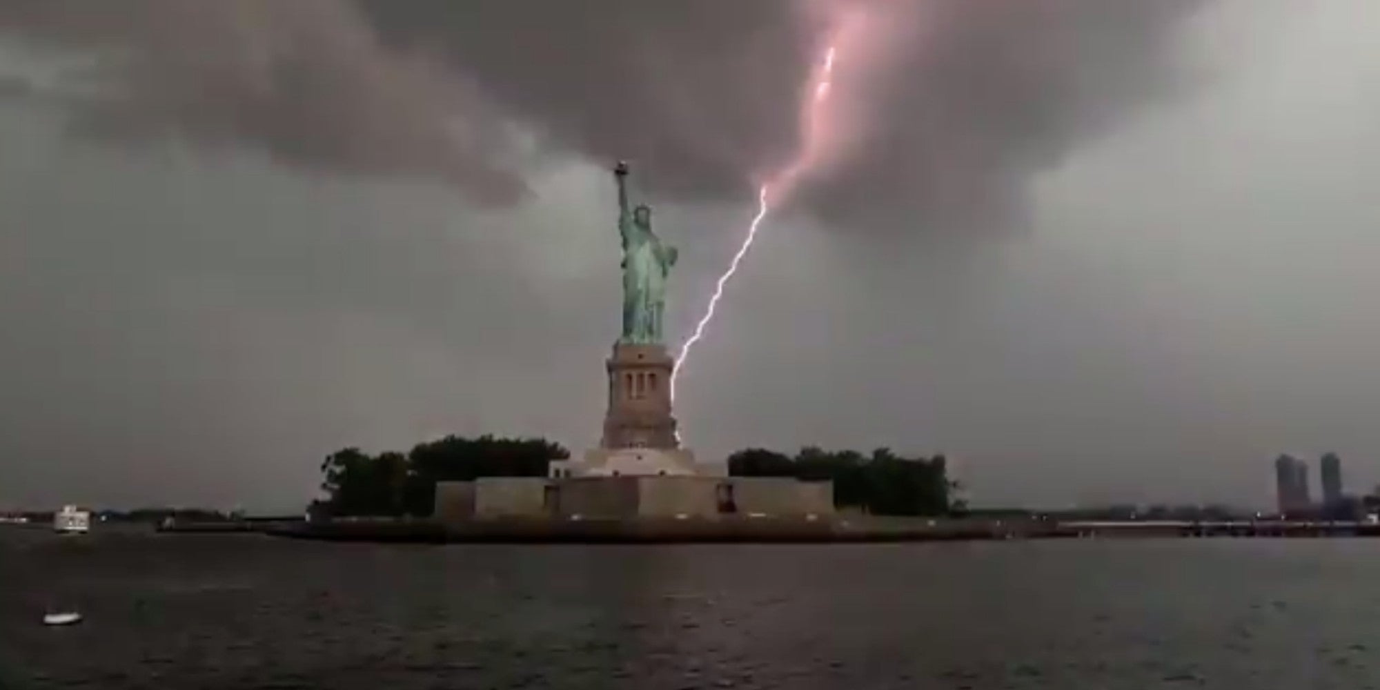 Statue of Liberty struck by lighting in stunning viral video indy100