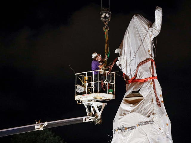 Crew members remove Christopher Columbus statue from the Grant Park in Chicago