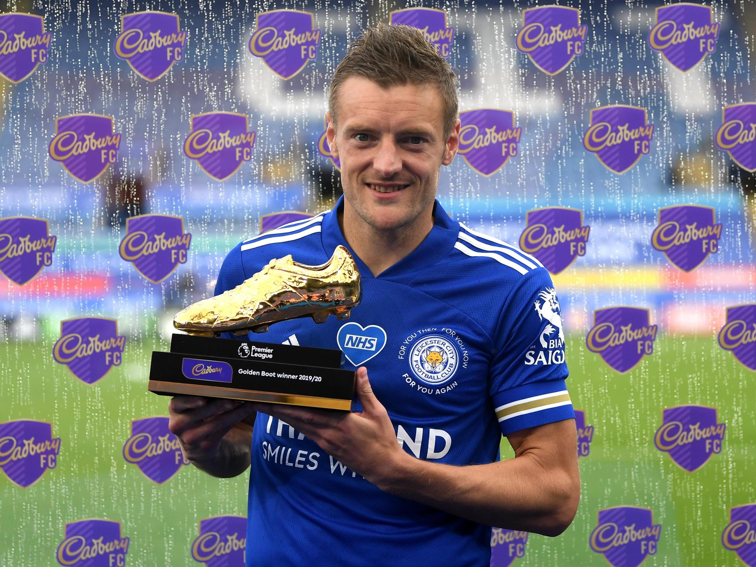 Jamie Vardy of Leicester City poses with the Golden Boot award
