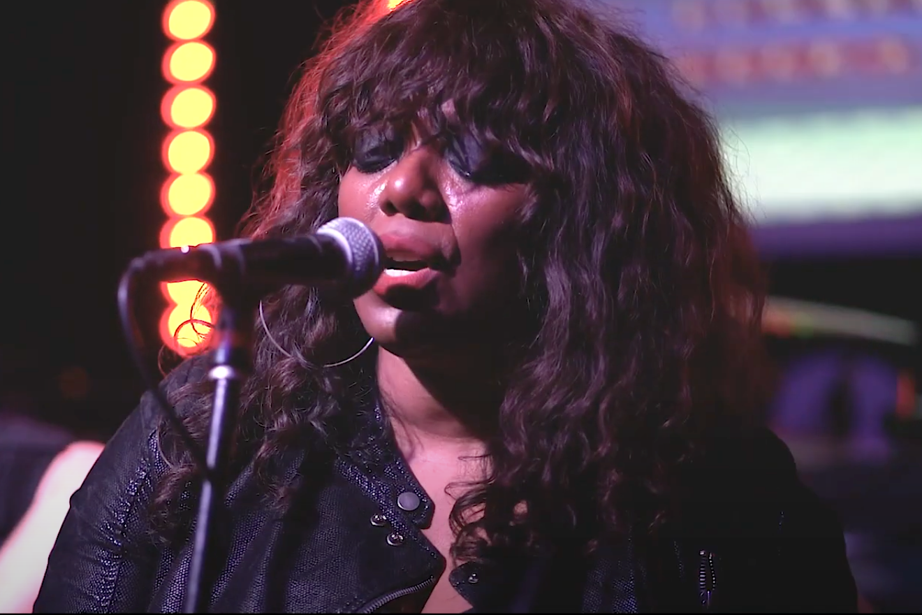 Denise Johnson performing live in 2019