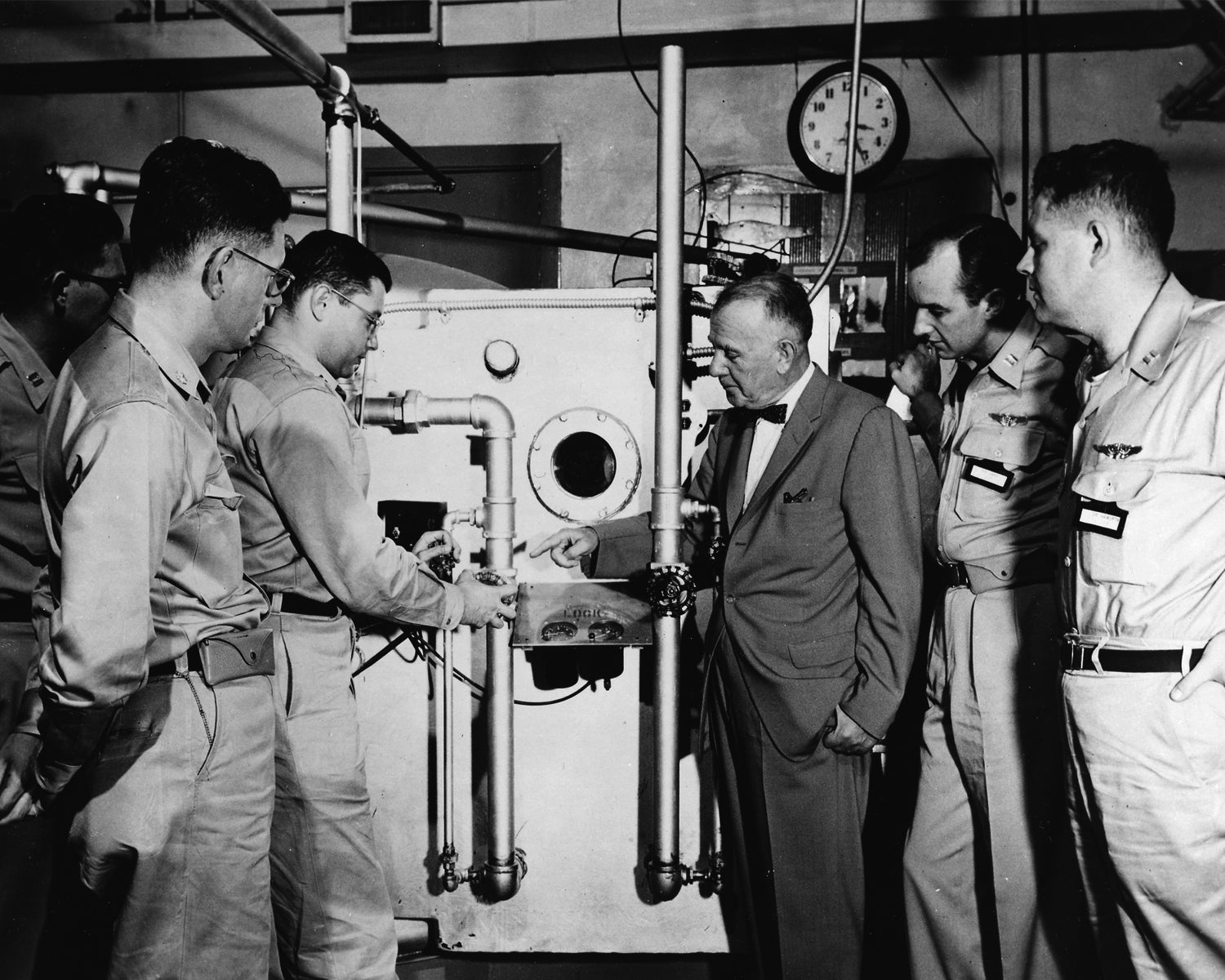 Hubertus Strughold (centre) with a pressurised chamber for use in eventual space medicine research, at the US Air Force School of Aviation Medicine in the 1950s