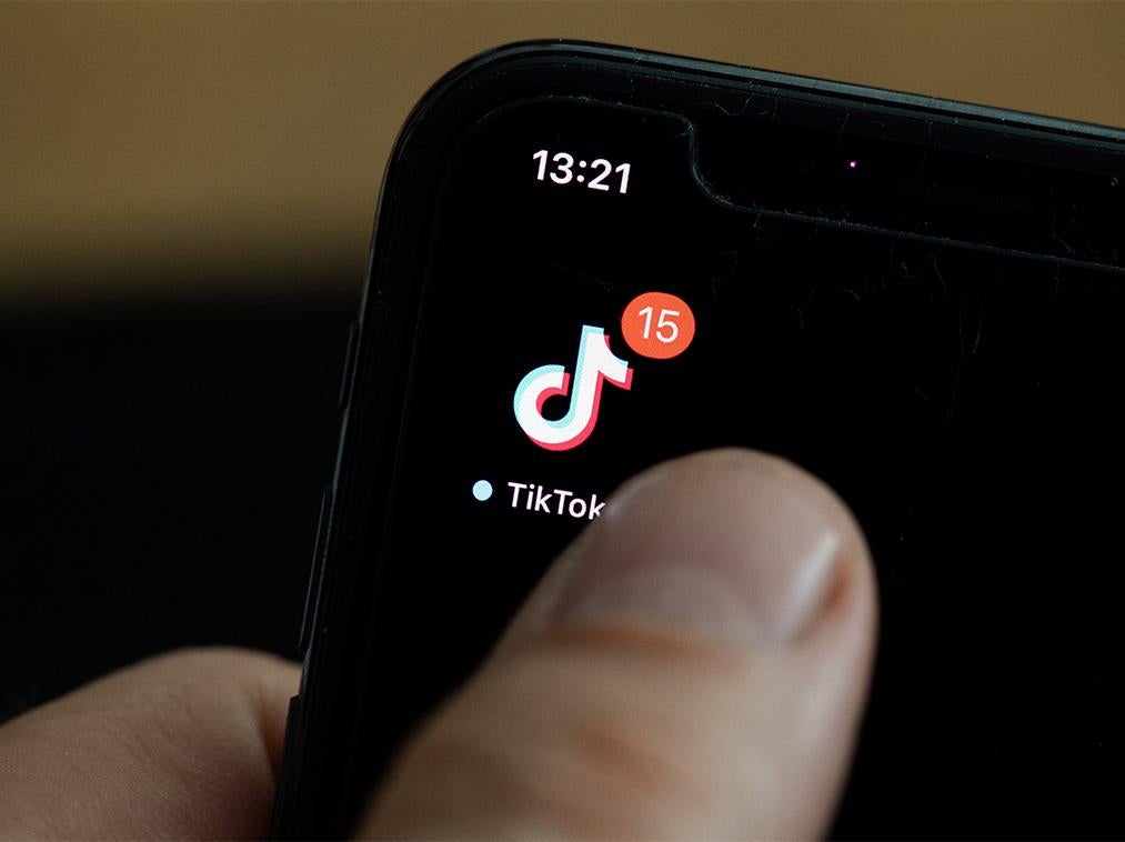 La demanda se centra en el 'Modo de pantalla verde' de TikTok, donde los usuarios graban varios videos sincronizados con una pista de audio.
