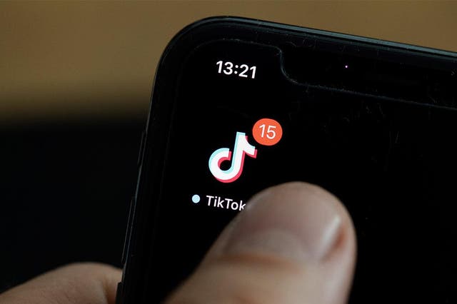La demanda se centra en el 'Modo de pantalla verde' de TikTok, donde los usuarios graban varios videos sincronizados con una pista de audio.