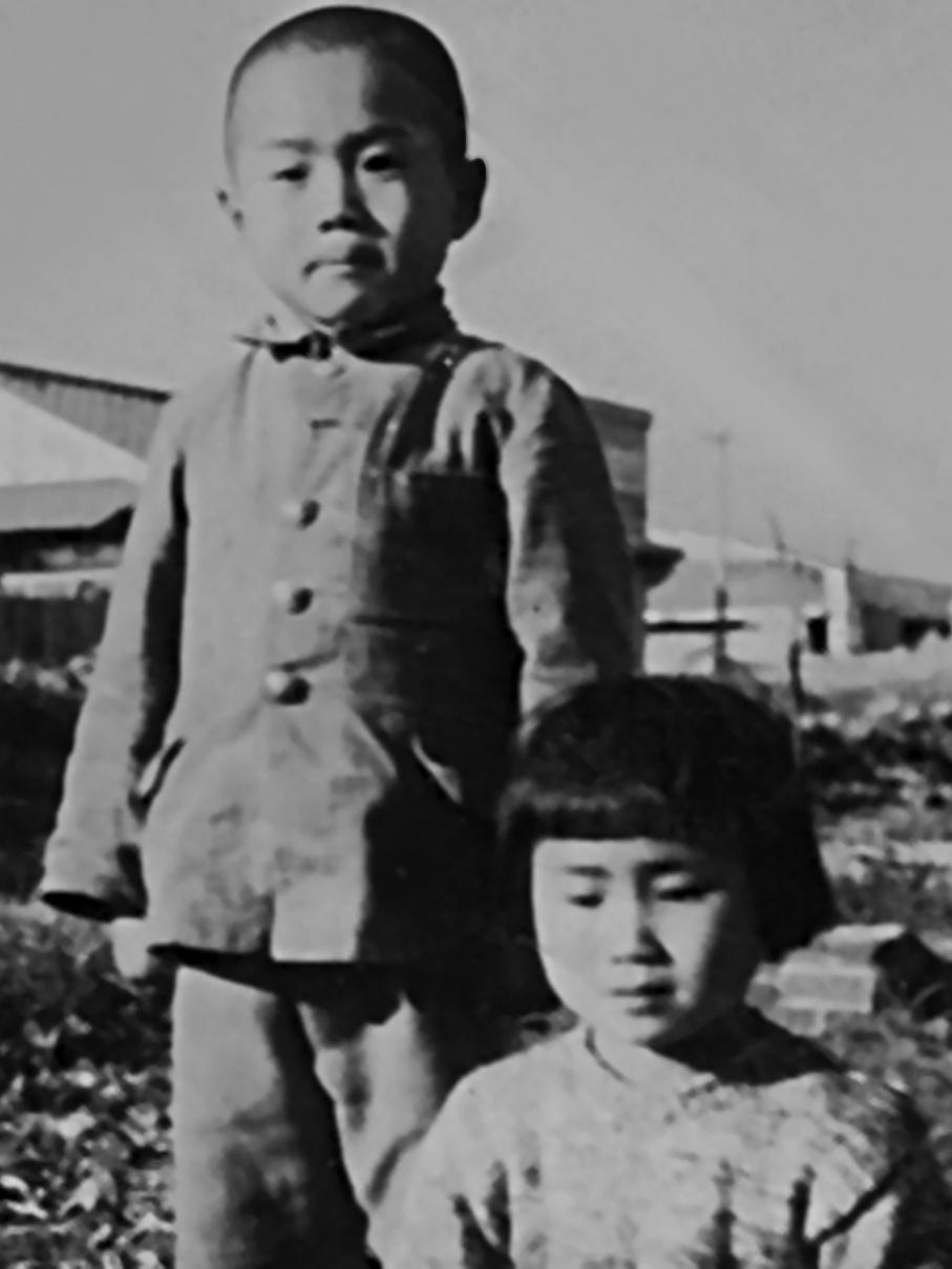 Sadako (right) with her older brother Masahiro (Sadako Legacy NPO)