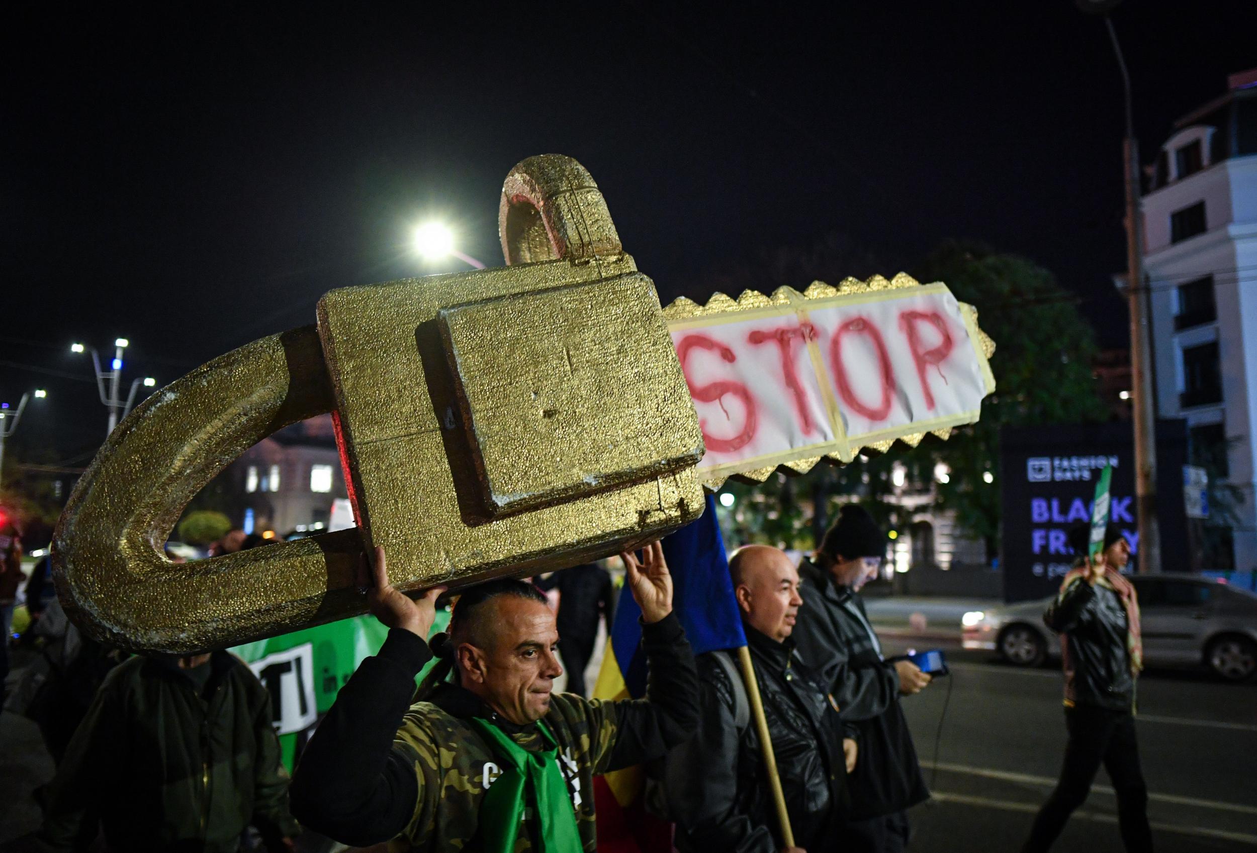 Thousands demonstate in Bucharest against illegal logging in Romania