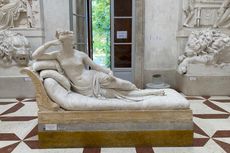 Tourist breaks toes off 19th century Italian statue