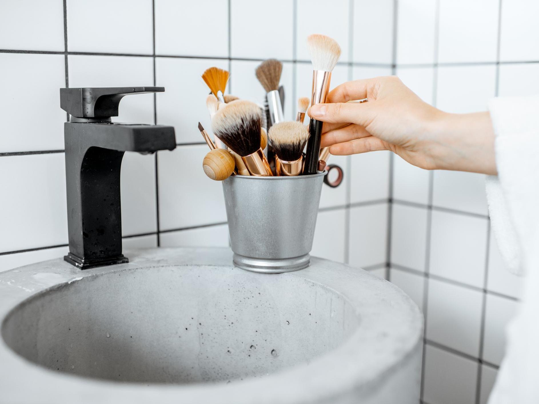 How to properly clean your make-up and brushes in the age of Covid-19