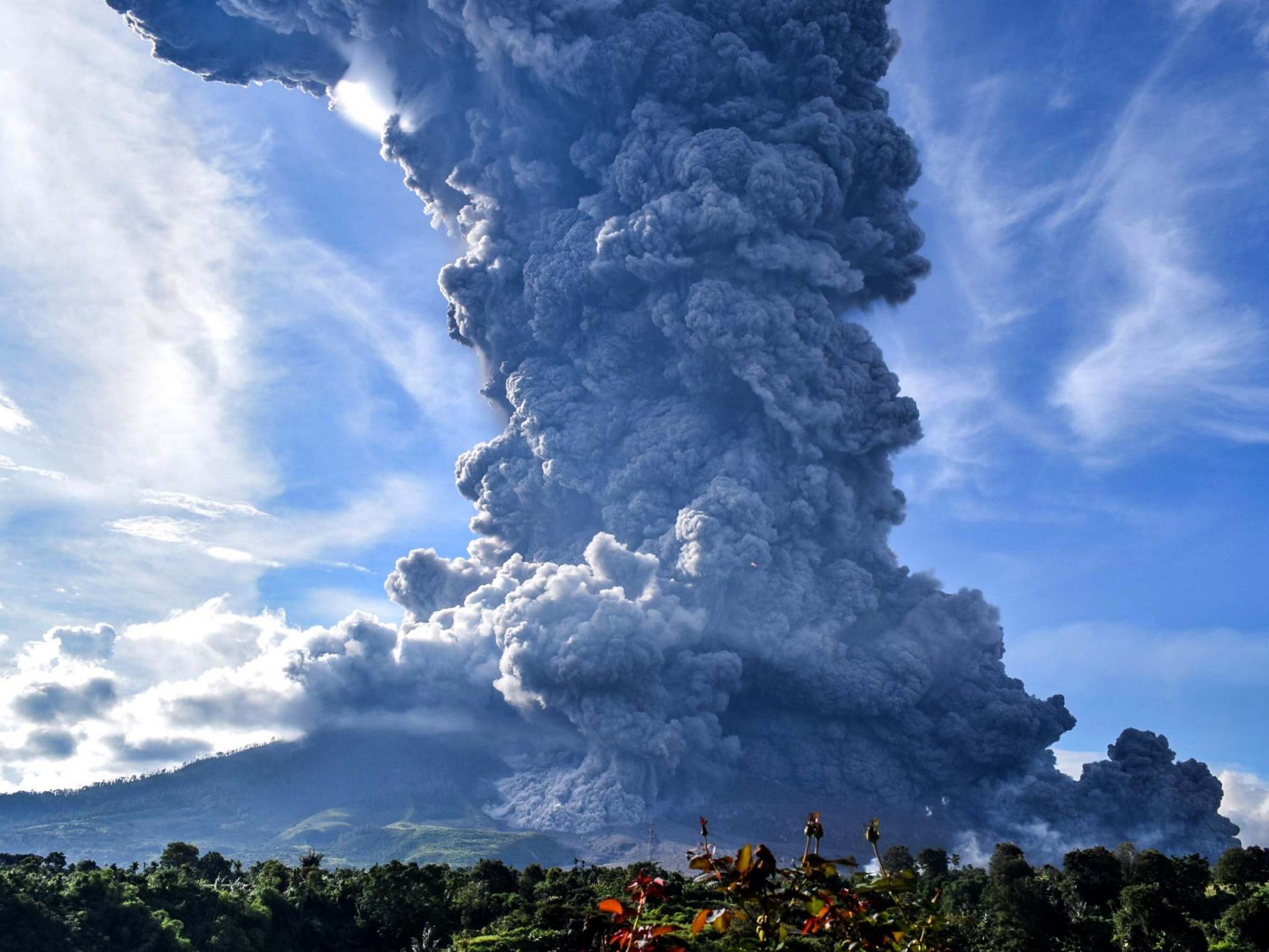 Mount Sinabung Indonesia  volcano  erupts plunging 