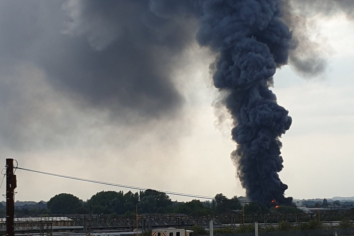 Birmingham fire: Huge blaze breaks out at Tyseley industrial estate ...