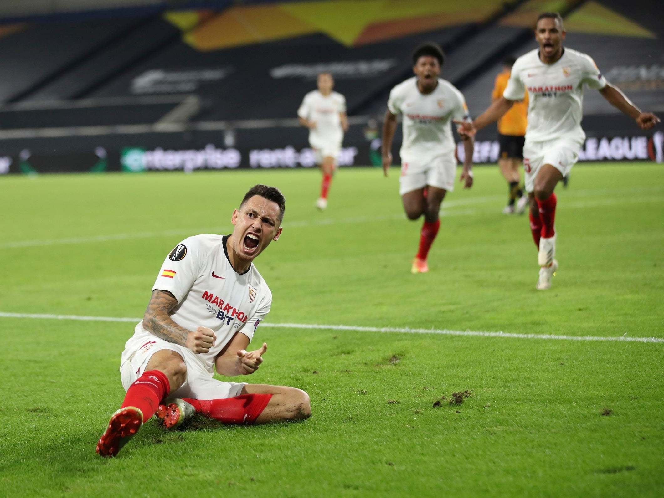 Lucas Ocampos scores last-gasp header as Sevilla condemn Wolves to Europa League quarter-final exit