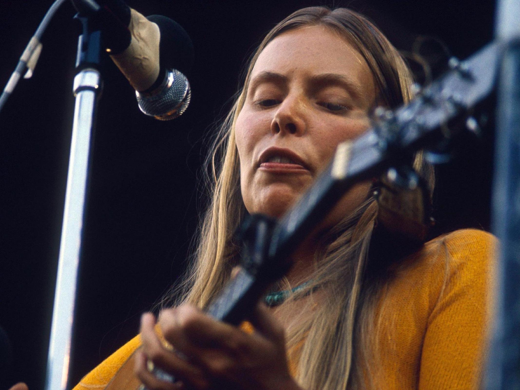 Joni Mitchell performing at the Isle of Wight Festival in 1970