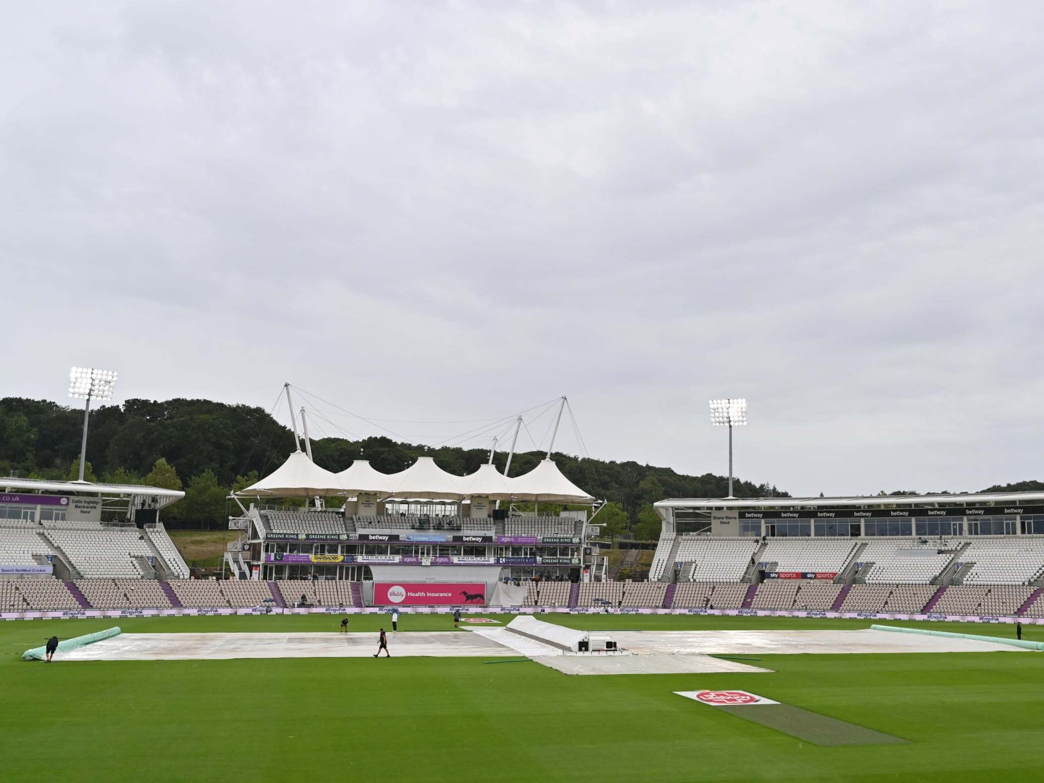 Rain stops play the Ageas Bowl