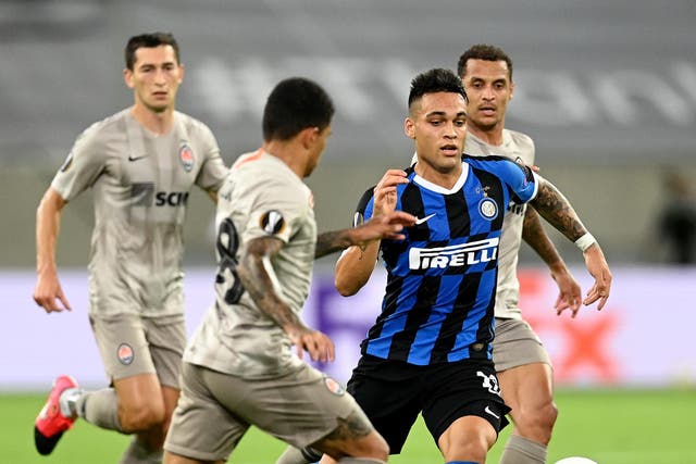 Inter Milan's Lautaro Martinez runs past Shakhtar Donetsk players