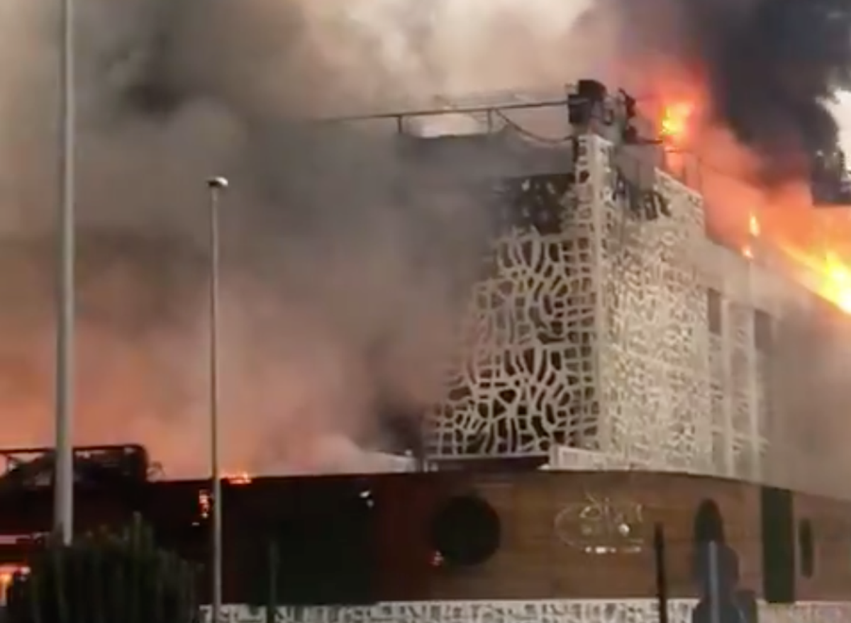 Spain hotel fire: One dead and nine injured as major blaze forces guests to climb down balconies