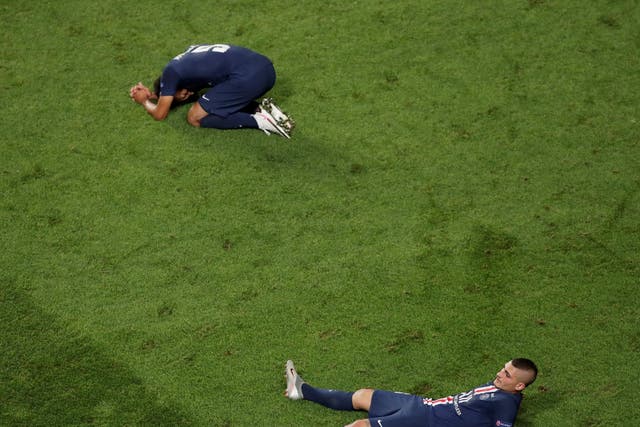 Marquinhos y Marco Verratti del PSG  lamentan la derrota de su equipo en la final de la Champions League.