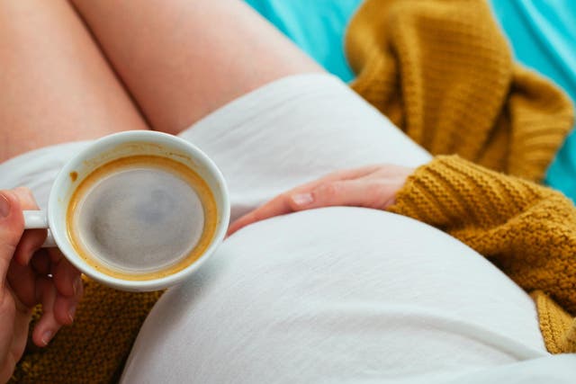 Tomar café durante la gestación podría provocar grandes problemas