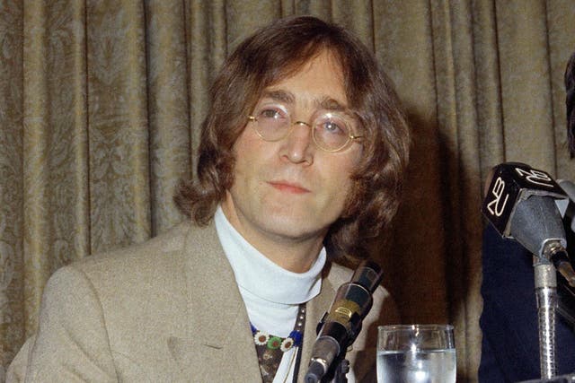 John Lennon fue asesinado a disparos a los pies de su casa en el Upper West Side de Manhattan el 8 de diciembre de 1980