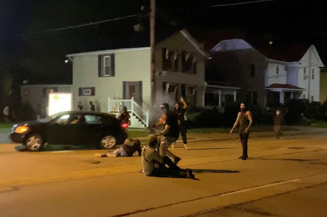 Kyle Rittenhouse en la calle durante el tiroteo en Kenosha, Wisconsin.