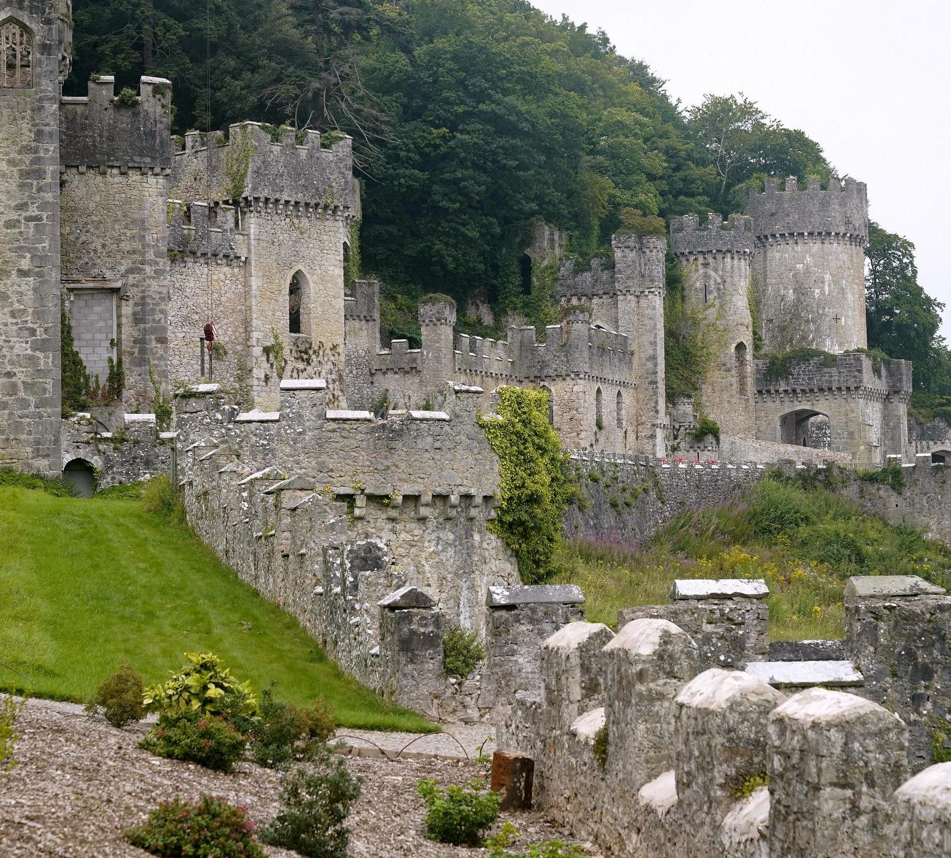 Into the castle. Castles features. Most important Castle features.