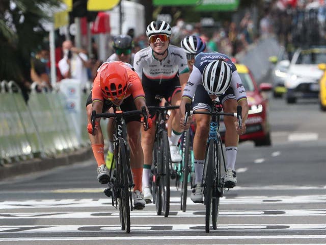 Lizzie Deignan (right) beats Marianne Vos on the line to win La Course
