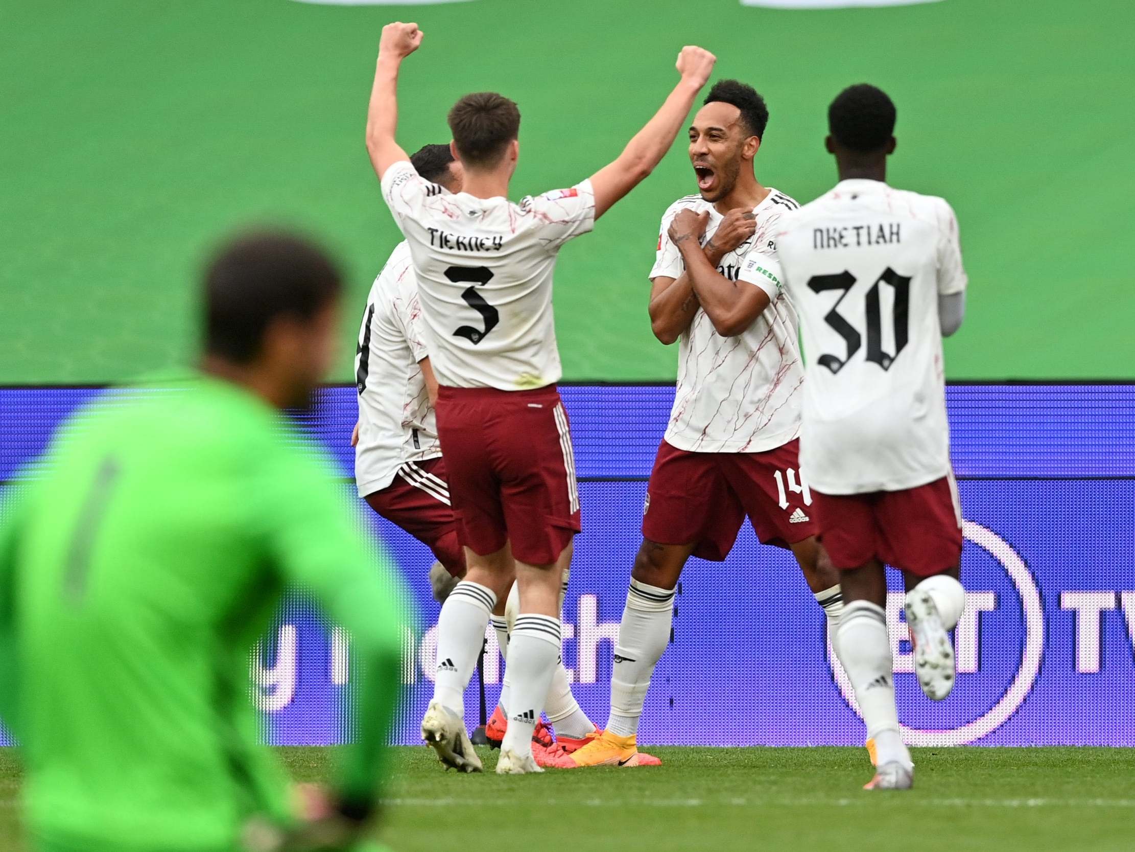 Pierre-Emerick Aubameyang celebrates with the ‘Black Panther’ gesture in tribute to the late Chadwick Boseman