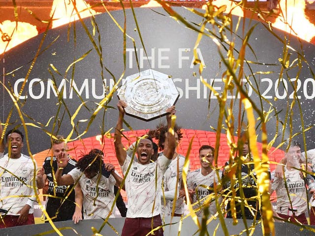 Pierre-Emerick Aubameyang levanta el Community Shield tras la victoria del Arsenal sobre el Liverpool