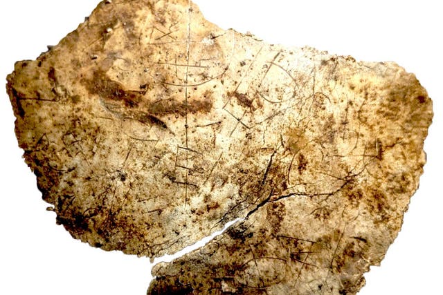 Uno de los 14 fragmentos de un cáliz del siglo V encontrado grabado con iconografía cristiana después de que fue desenterrado en el fuerte romano de Vindolanda cerca del Muro de Adriano en Northumberland.