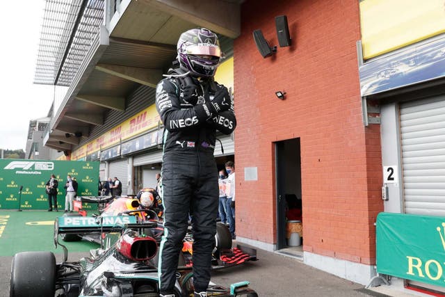Lewis Hamilton celebra  tras ganar el Gran Premio de Bélgica rindiendo homenaje a Chadwick Boseman