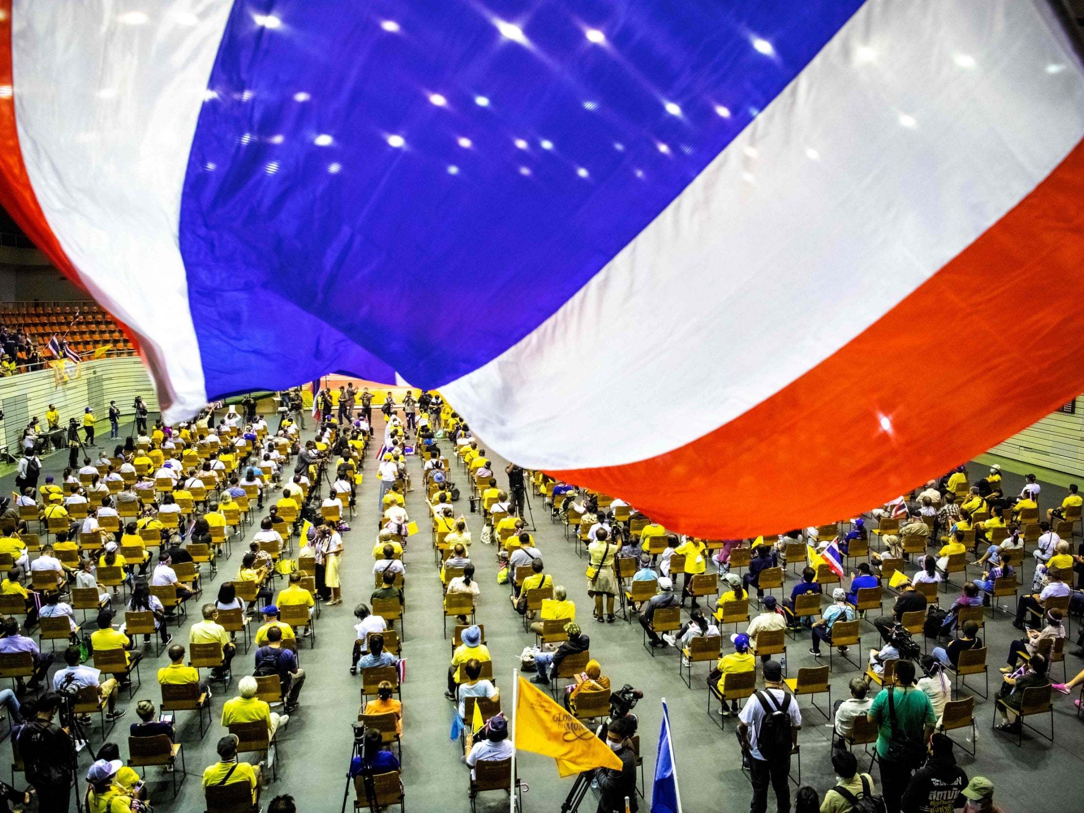 thai-royalists-rally-to-defend-monarchy-against-anti-government