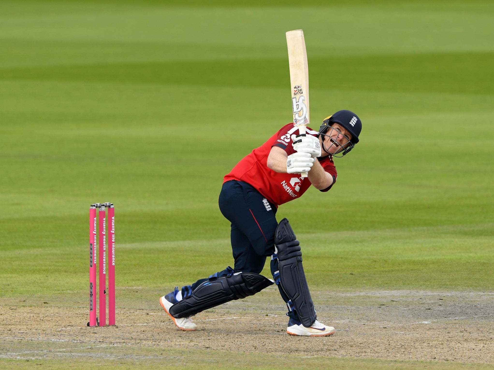 Eoin Morgan inspires England to victory against Pakistan in first T20
