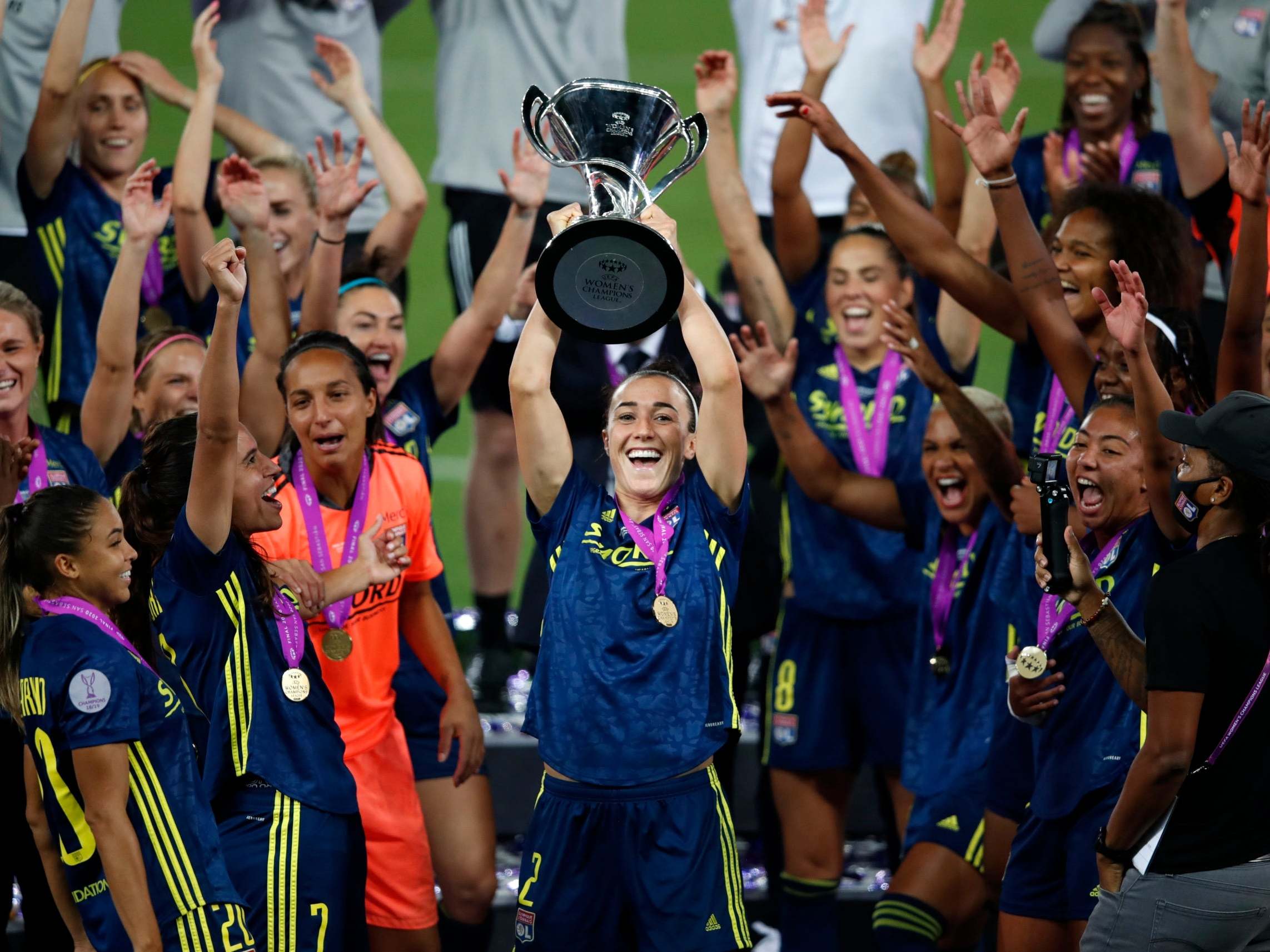 Lucy Bronze lifts the trophy