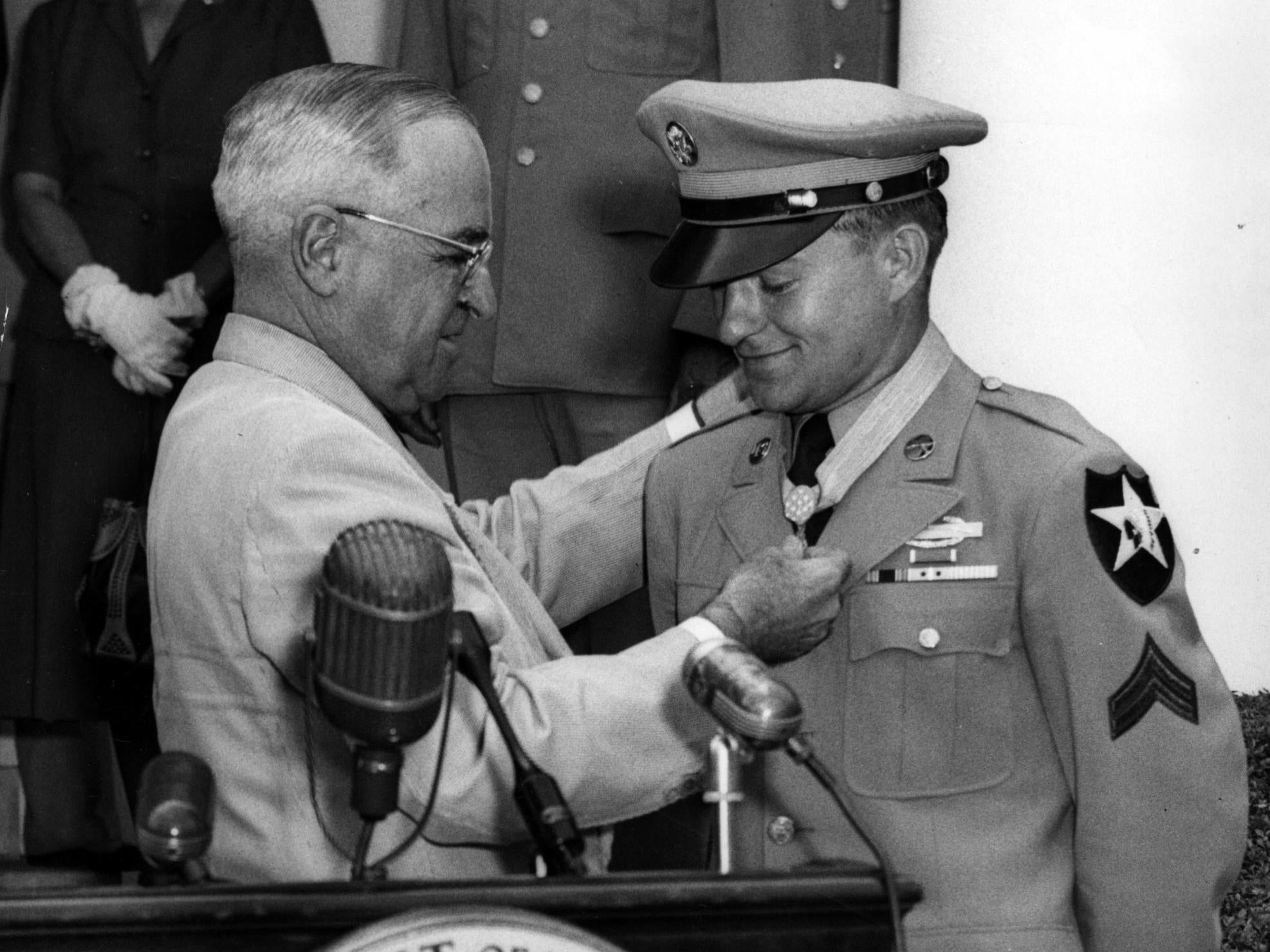 President Harry S Truman presents the Medal of Honor to Rosser at the White House in 1952