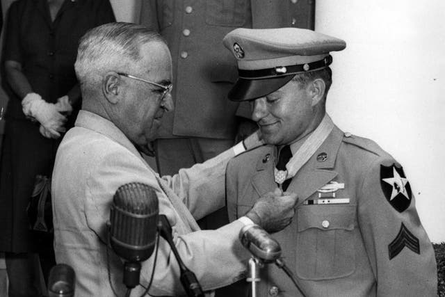 President Harry S Truman presents the Medal of Honor to Rosser at the White House in 1952