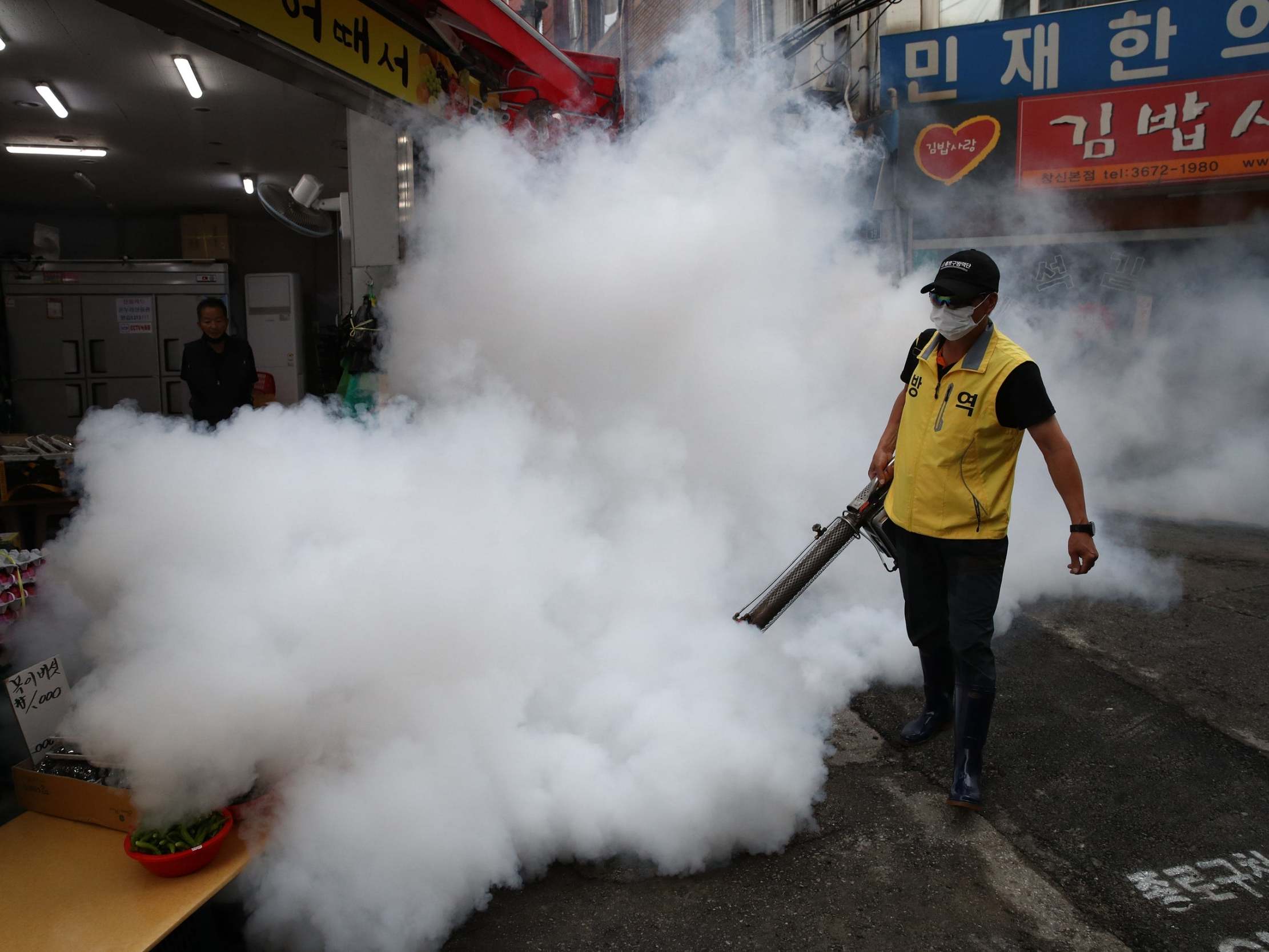 Un trabajador desinfecta un callejón para evitar la propagación del coronavirus el 29 de agosto de 2020 en Seúl, Corea del Sur