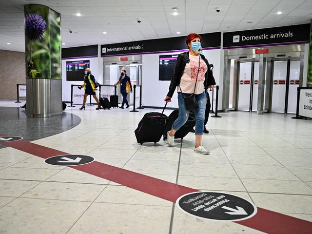 Los pasajeros atraviesan la terminal principal del aeropuerto de Edimburgo el 7 de julio de 2020