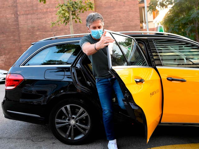 El papá de Messi llegó a Barcelona para destrabar la salida de su hijo del club