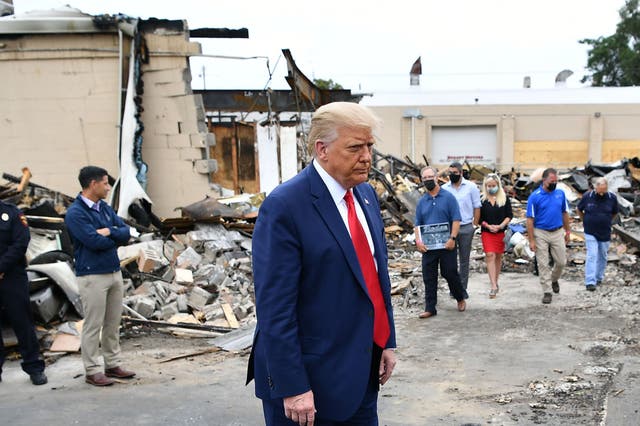 Donald Trump en un área posterior a los disturbios de Kenosha, Wisconsin