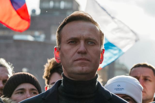 Alexei Navalny mostró signos de envenenamiento cuando se enfermó en un vuelo el mes pasado y ahora está en coma.