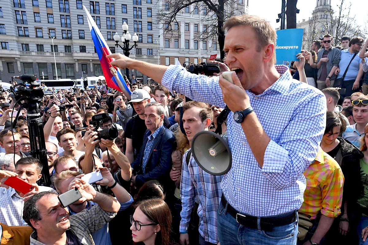 Alexei Navalny addresses supporters during an anti-Putin rally in Moscow