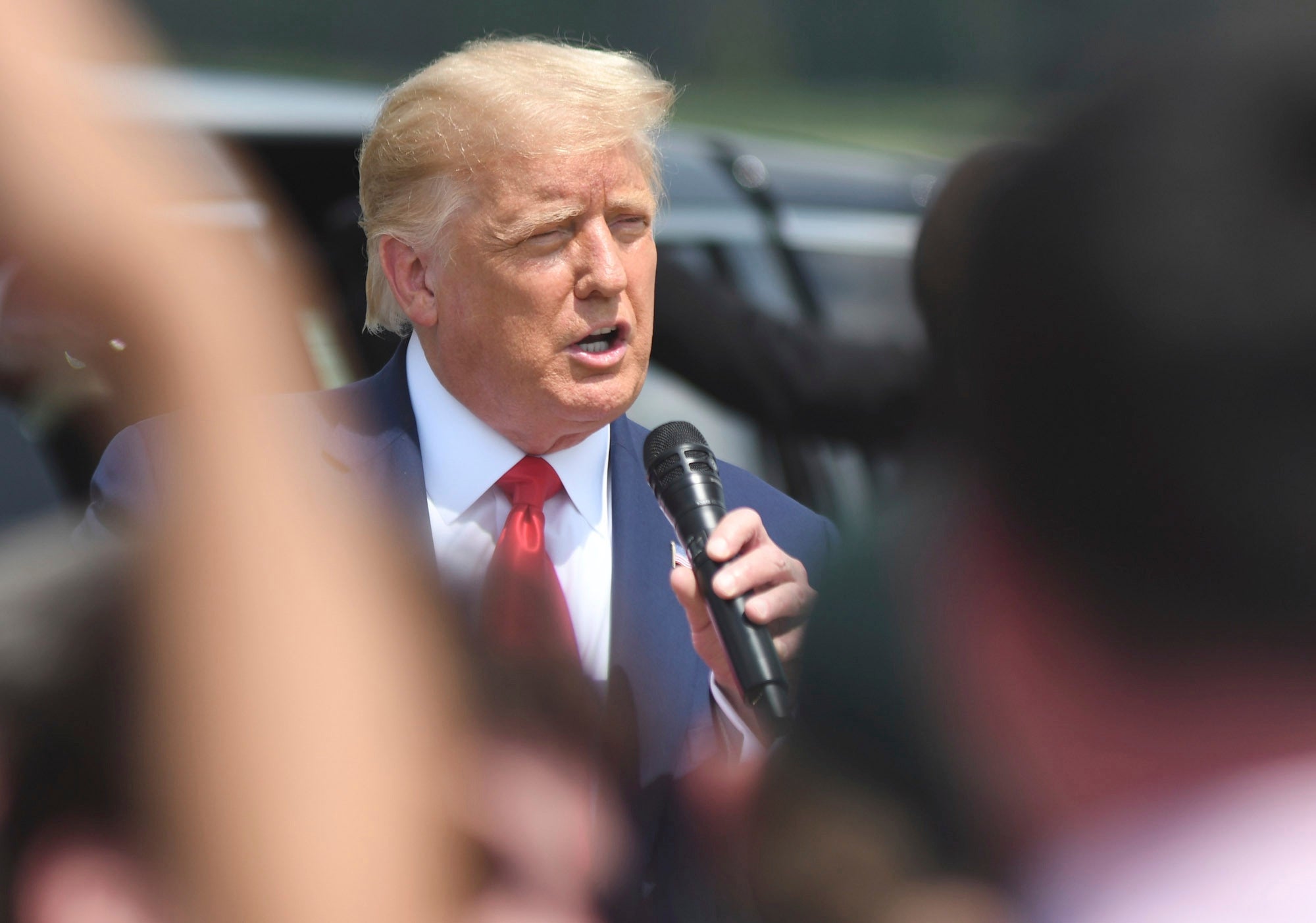 Donald Trump habla con partidarios en el Aeropuerto Nacional de Wilmington en Carolina del Norte